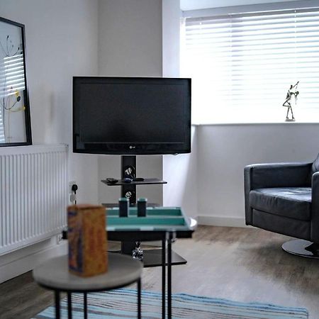 The Red House Modern Stylish Home From Home Walking Distance To Cardiff Bay And City Centre With Parking Exterior foto