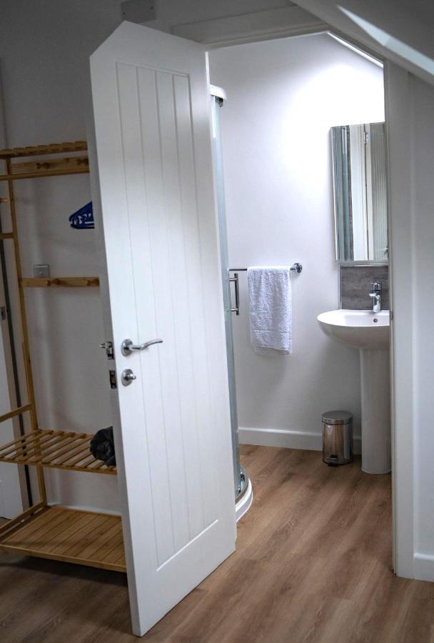 The Red House Modern Stylish Home From Home Walking Distance To Cardiff Bay And City Centre With Parking Exterior foto